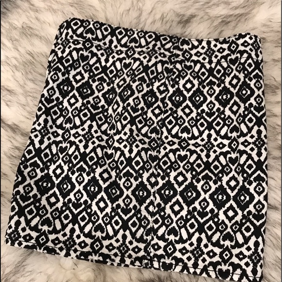 Divided black & white mini skirt. Worn once! - Picture 2 of 6